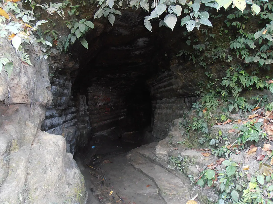আলুটিলা গুহার প্রবেশমুখ