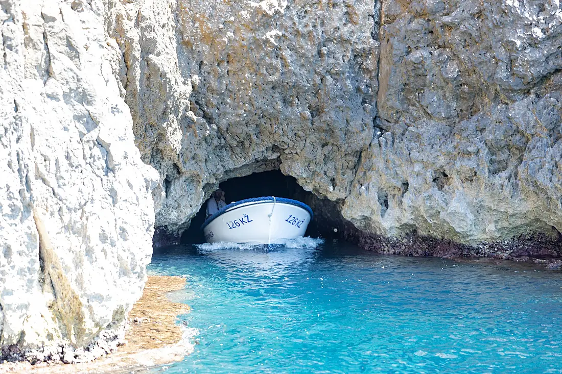 Ausgang aus der Blauen Grotte auf der Insel Bisevo in Kroatien (48693423933)