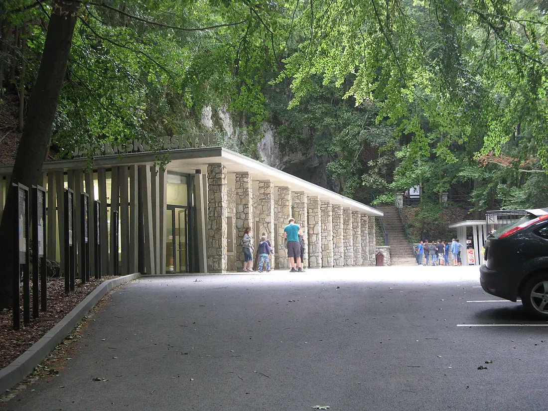 Javoříčské jeskyně, budova