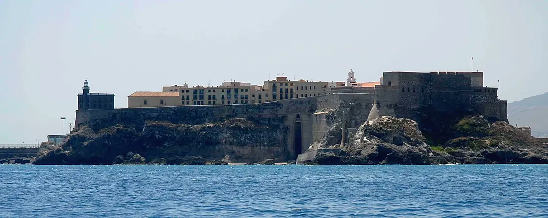 Vista del primer recinto fortificado de Melilla desde el mar