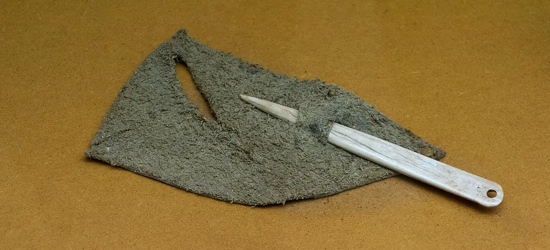 Aguja neolítica de hueso. Cova de l'Or. Museu de Prehistòria de València