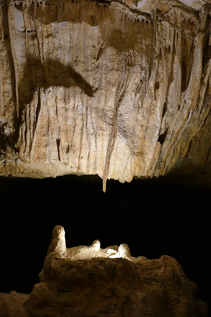 Covas del Drac - lit stalagmites and stalagtites 01