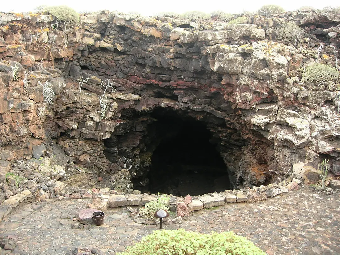 01 Cueva de los Verdes, entrada a la cova