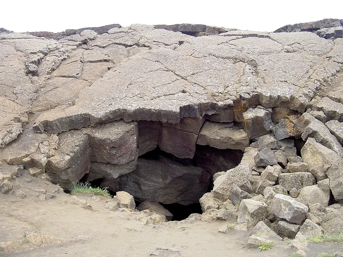Grjotagja cave Iceland 2