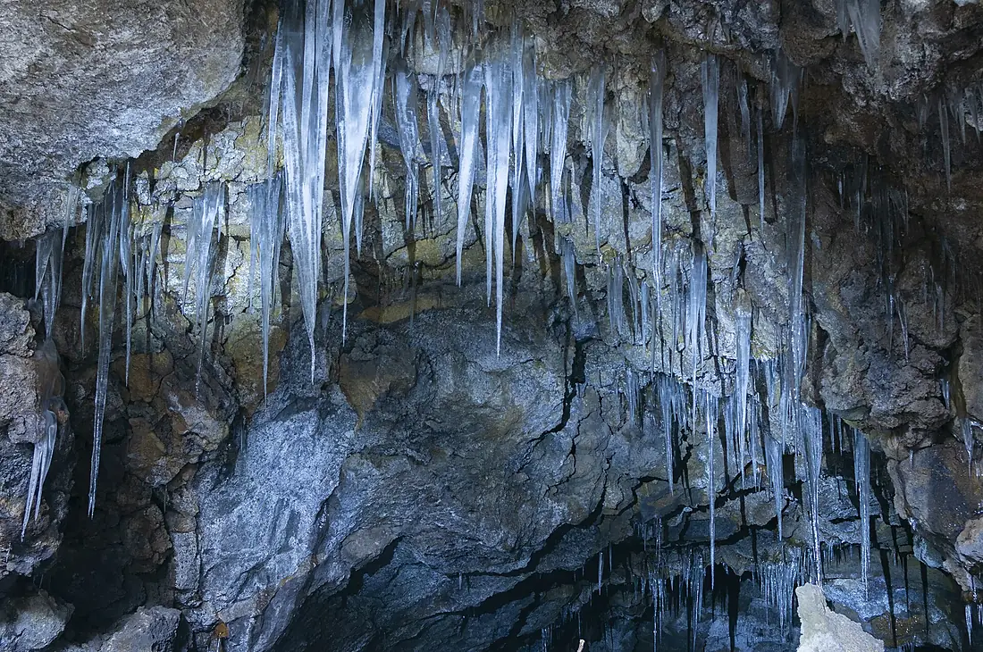 Gruppo di stalattiti dentro la grotta