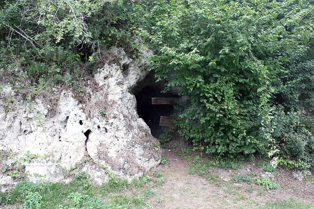 Châtelperron - grotte des fées - 1