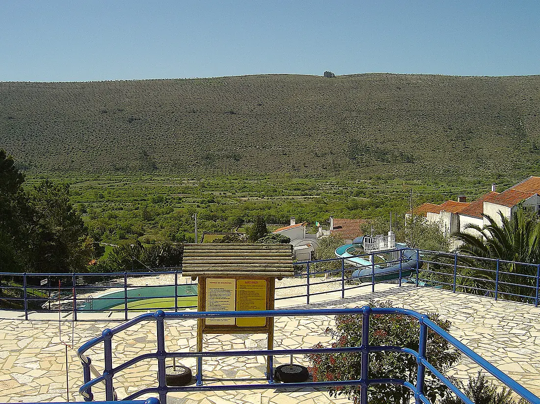 Exterior das Grutas de Mira Daire (Portugal)