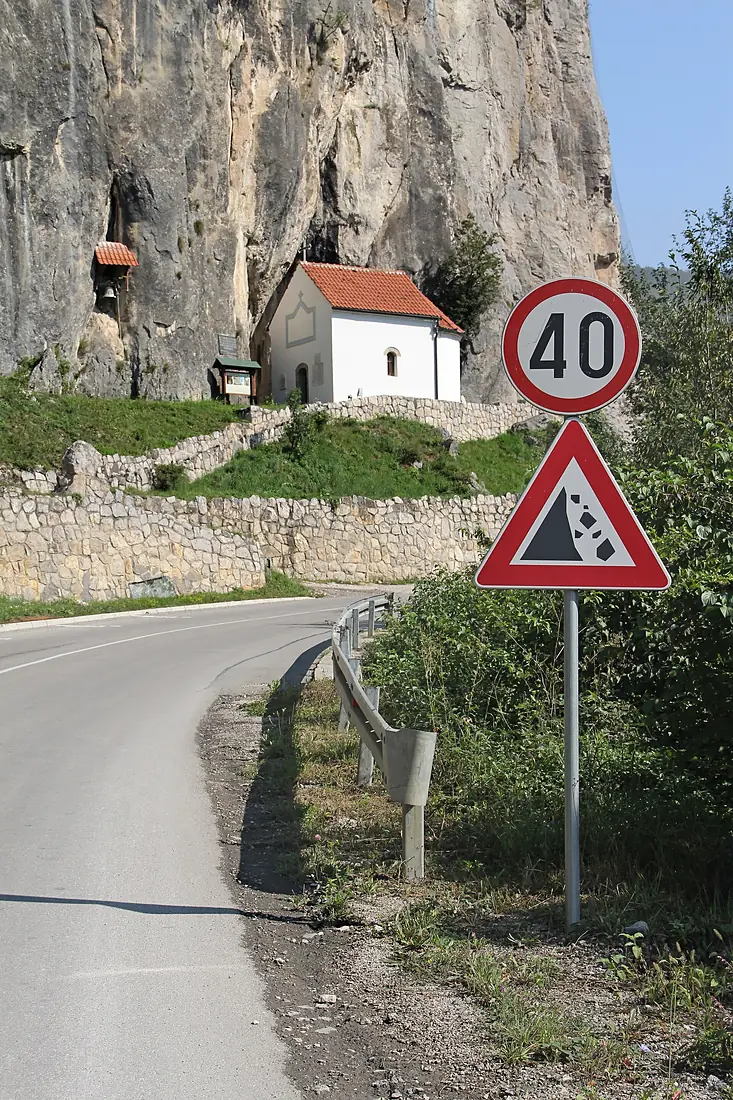 Crkva Arhangela Gavrila kraj Hadži Prodanove pećine u Lisi, Ivanjica 02