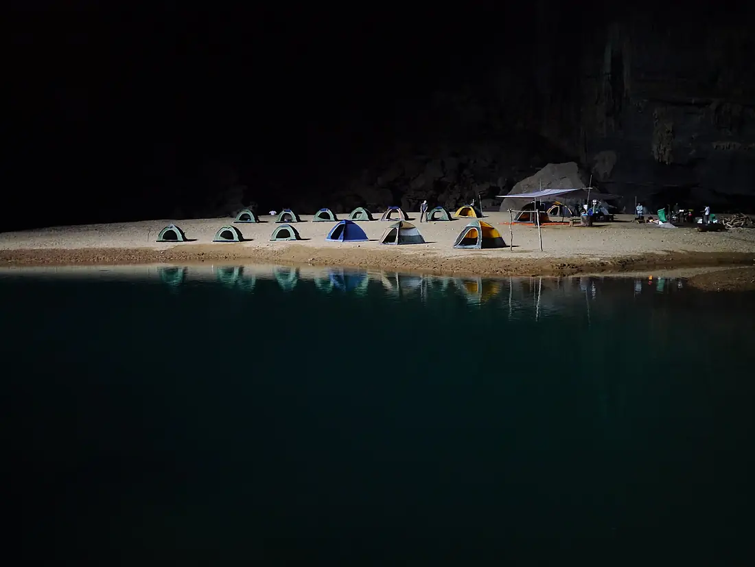 Desert Camping (Unsplash)