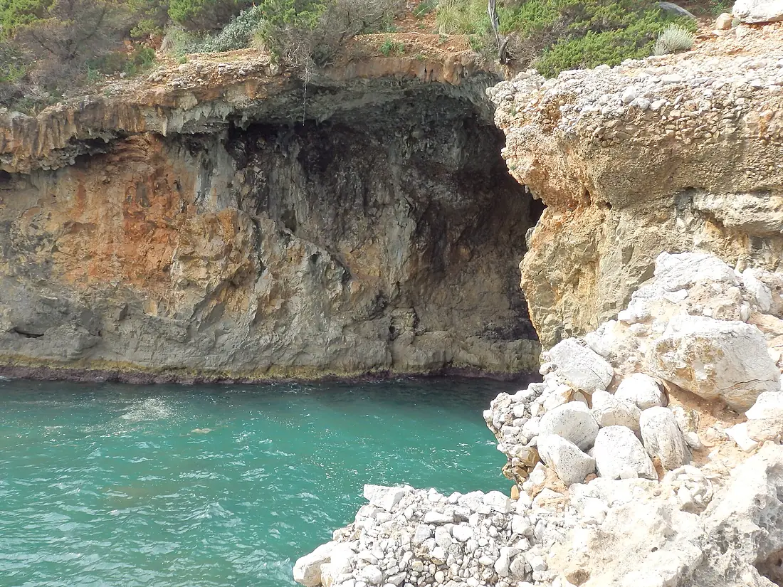 Lazio - San Felice Circeo - Dettaglio di grotta vicino a quella delle Capre