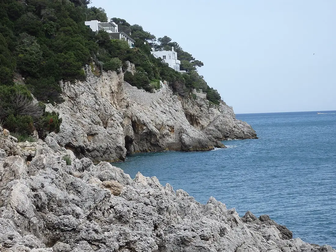 Lazio - San Felice Circeo - Vista sulla Grotta delle Capre da lontano