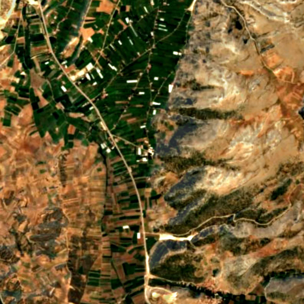 De grond boven İnsuyu Cave (Sentinel-2)