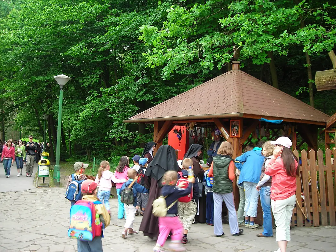 Jaskinia Raj tourists