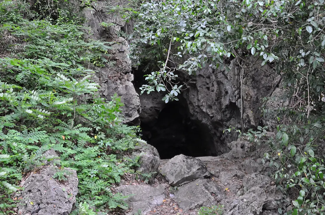 A closer view of the childrens' killing cave (14451326492)