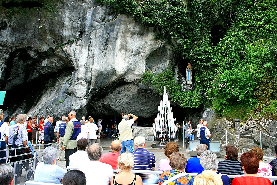 . La grotte de Lourdes