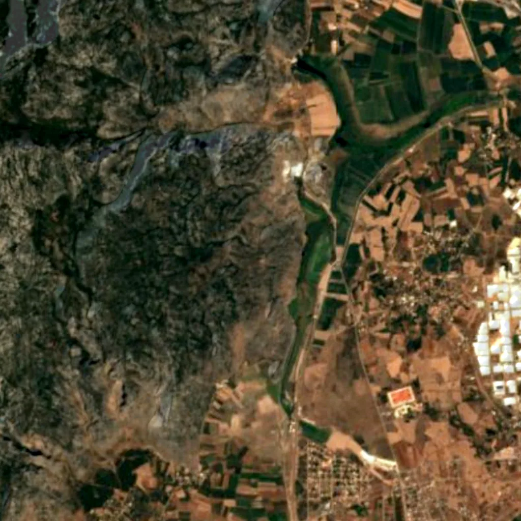 Der Boden über Öküzini-Höhle (Sentinel-2)