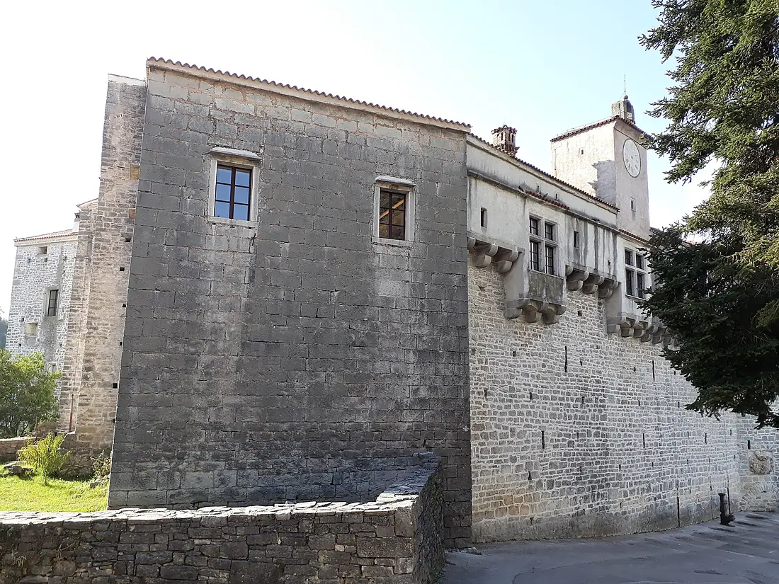 Kaštel u Pazinu snimljen s lijeve stražnje strane