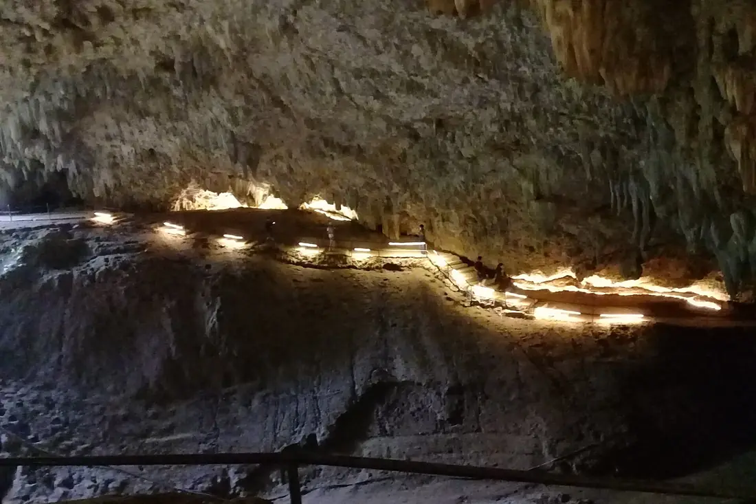 Tham Luang - inside (cropped)