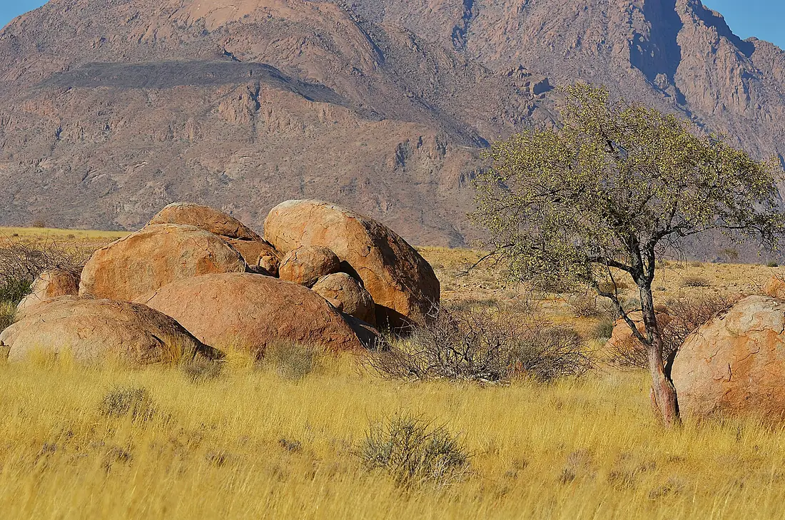 Skály nedaleko Brandberg White Lady Lodge - Namibie - panoramio (1)