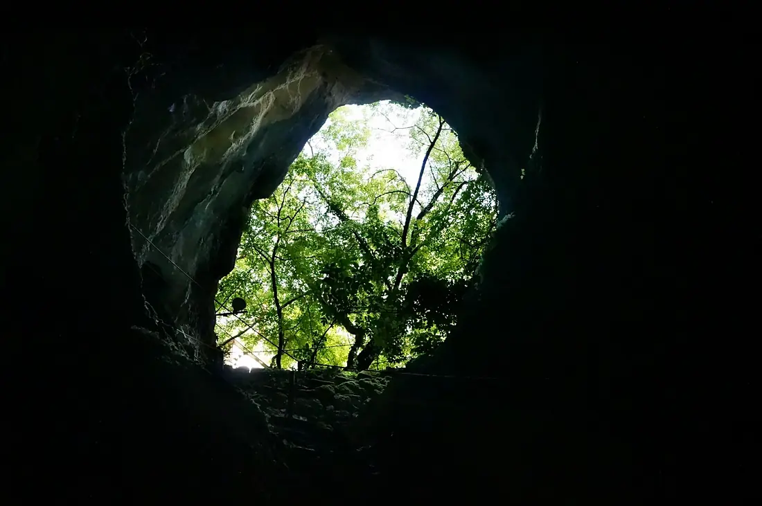 Vranjača Cave - Špilja Vranjača - 2016 - entrance from inside - DSC06204-DSC06205
